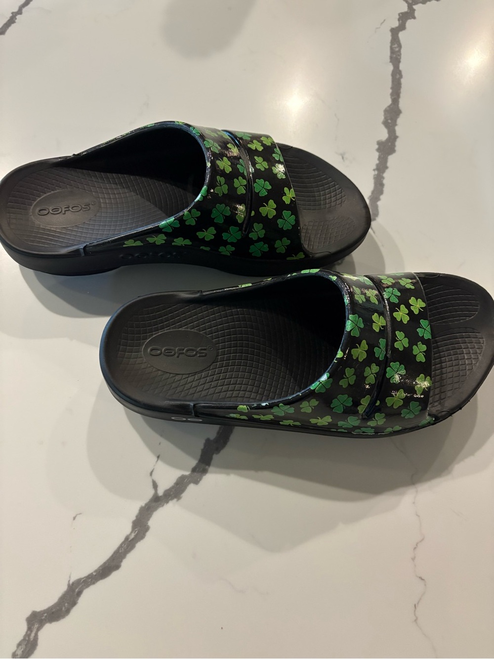OOFOS Ooahh Limited Edition Black with Green Clover Design Sandal, 8, 39 - Picture 7 of 10